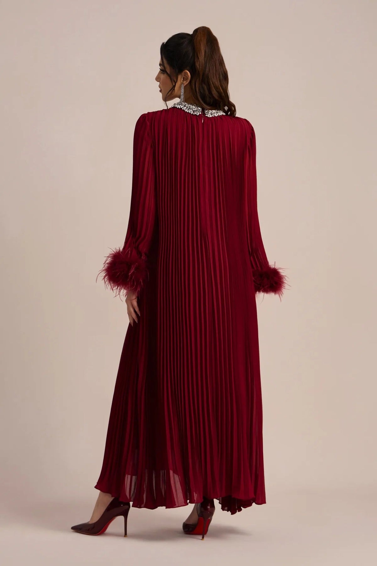 Vestido con cuello de diamante y plumas de María