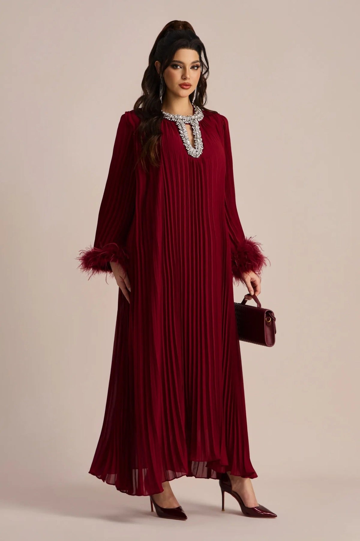 Vestido con cuello de diamante y plumas de María