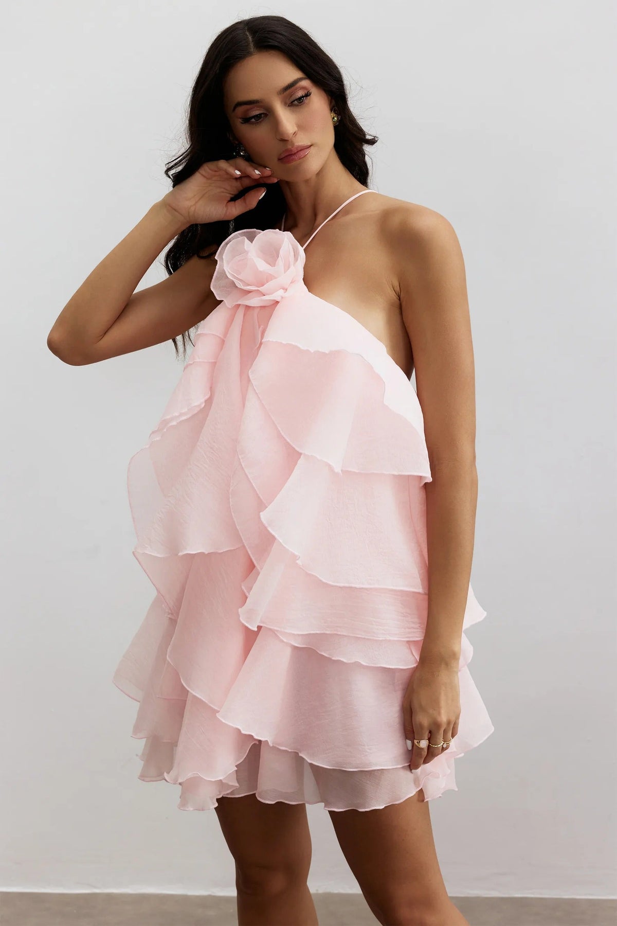 Vestido corto rosa de Sara